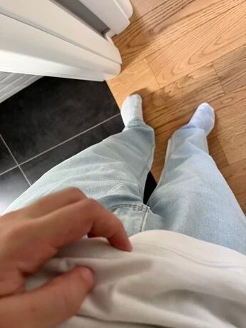 Создать мем: белые носки, в джинсах и носках, носки