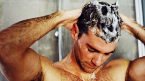 Создать мем: мужчина моет голову шампунем, мужское мытье головы, мытье волос мужчина