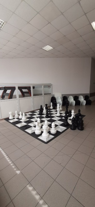 Создать мем: шахматная зона в школе, гигантские шахматы, шахматные