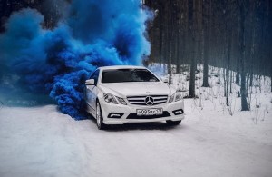 Создать мем: mercedes-benz, мерседес в дыму, mercedes-benz e-класс е200 зимний дрифт