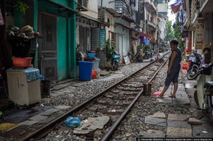 Создать мем: вьетнам нищета, улицы вьетнама, железная дорога в ханое