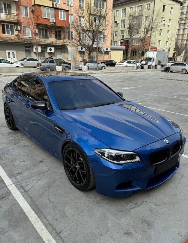 Создать мем: BMW M5 V (F10), синяя бмв, bmw m