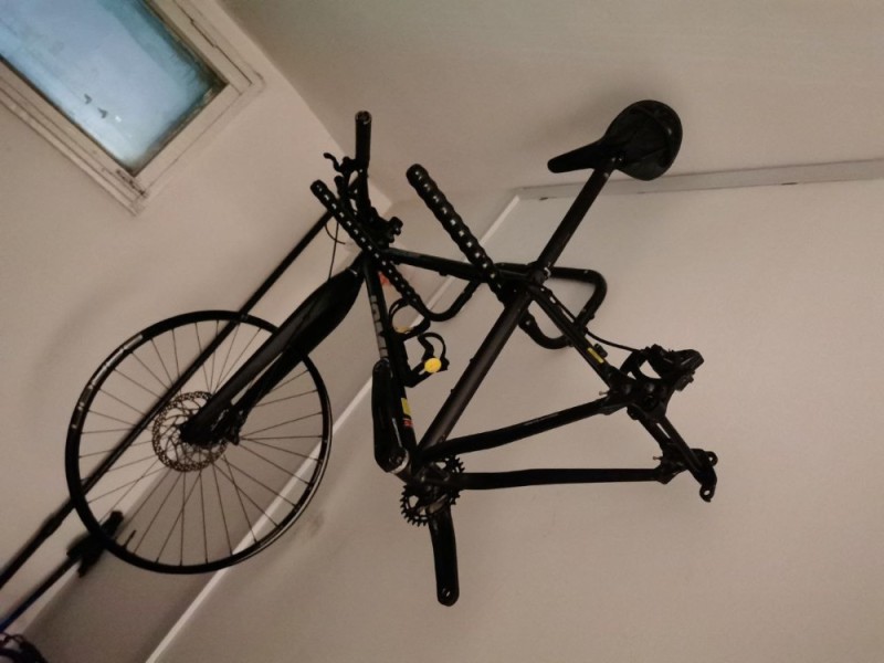 Создать мем: настенное крепление для велосипеда, велосипед на стене, bike