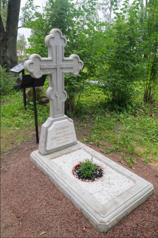 Создать мем: православный могильный крест памятник, шателен могила, могила суворова