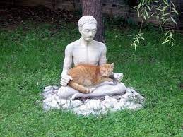 Создать мем: кот будда, будда и котенок, статуя кота