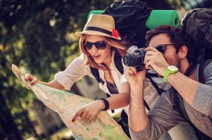 Создать мем: путешествия, пара туристов, про путешествия и лайфхаки для туристов