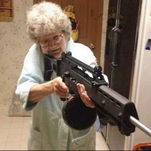 Создать мем: бабушка стреляет, бабушка с пистолетом, бабуля с оружием