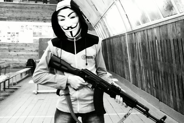 Создать мем: пацан с ак 47, анонимус с оружием, человек в маске с калашом