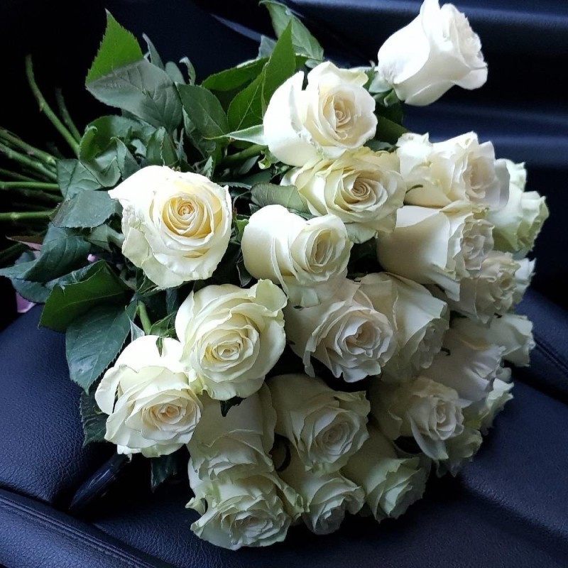 Создать мем: букет белых роз лежит, белые розы цветы, шикарный букет