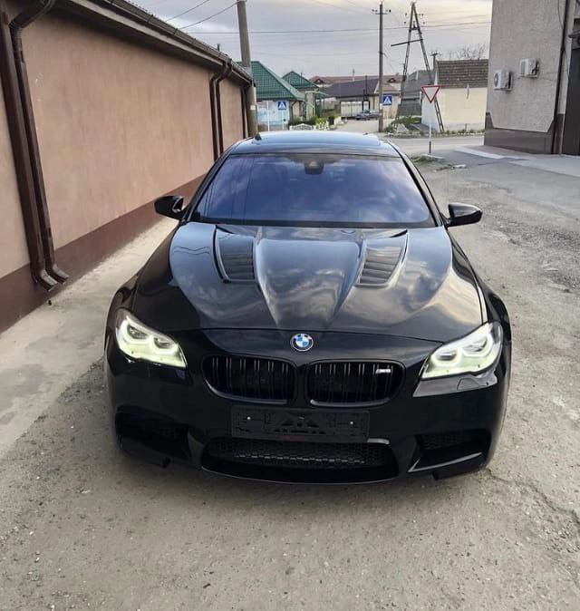 Создать мем: BMW M5 V (F10), bmw f10, черная бмв