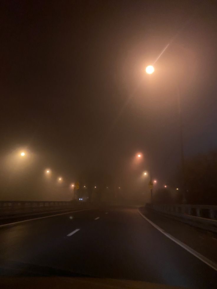 Создать мем: туман ночью, трасса, ночная трасса