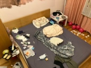 Создать мем: мусор в квартире, room, человек