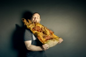 Создать мем: мужик ест пиццу, мужчина, всех мужчин с праздником