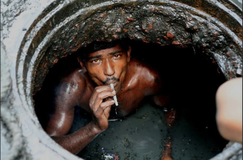 Создать мем: индонезия, чистильщик канализации в бангладеш, индия неприкасаемые