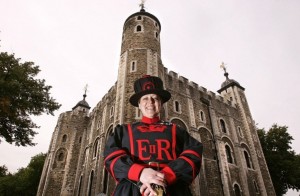 Создать мем: тауэр бифитеры с воронами, лондонский тауэр стражники, yeoman warders