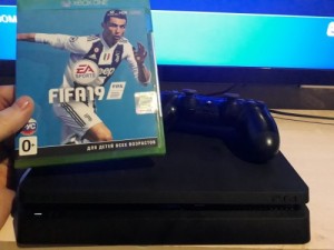 Создать мем: fifa 18, игровая приставка, sony playstation 4 slim 1 tb