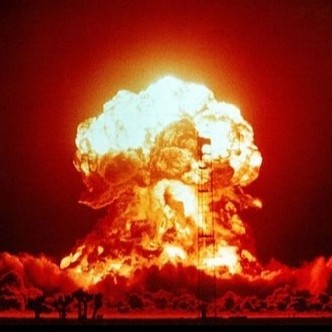 Создать мем: мем ядерный взрыв, взрыв однофазной ядерной бомбы мощностью 23 кт. полигон в неваде (1953), командующий ввс германии инго герхартц