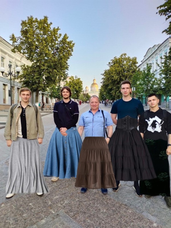 Создать мем: мужчина в длинной юбке, мужик в юбке, юбка миди