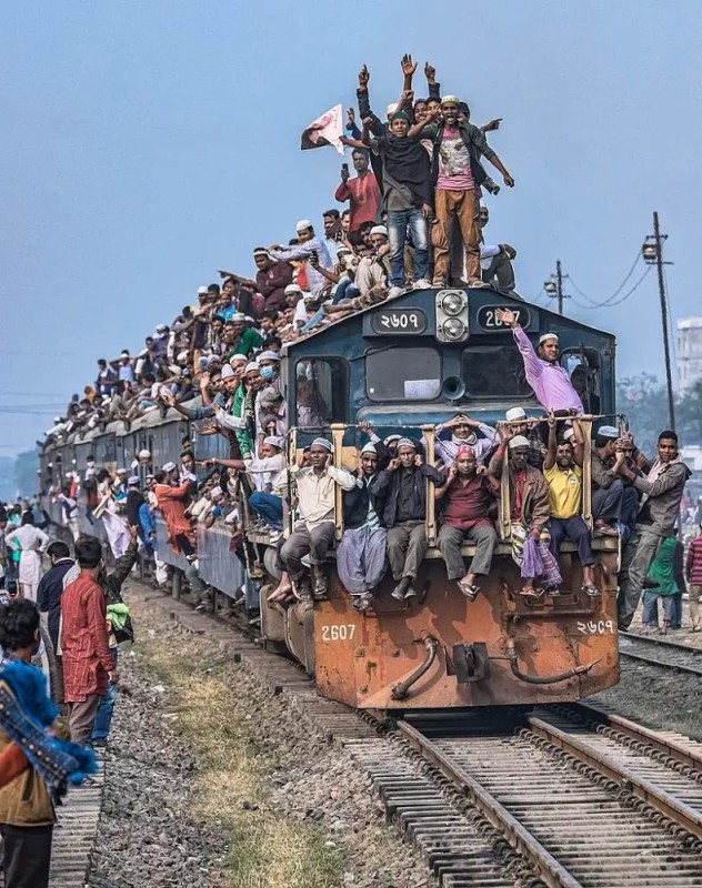 Create meme: Indian train, trains of india, the train in India with people