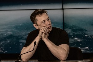 Создать мем: илон маск смотрит в небо, elon musk tesla, илон маск 2022