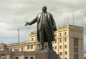 Создать мем: Памятник Ленину