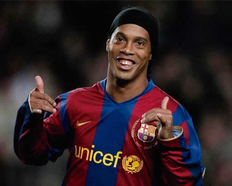 Создать мем: ronaldinho barcelona, футболист роналдиньо, роналдиньо арт