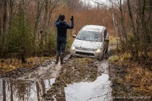 Создать мем: митсубиси аутлендер по грязи, mitsubishi pajero sport и бездорожья и лужи, дастер трофи