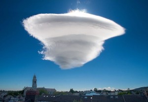 Создать мем: облака необычные, облака причудливой формы в небе, лентикулярное облако