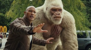 Создать мем: фильм горилла джордж рэмпейдж 2018, рэмпейдж, фильм джордж обезьяна, рэмпейдж фильм 2018 горилла