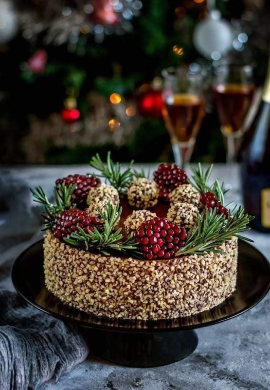 Создать мем: украшение новогоднего торта, украшение торта наполеон на новый год, новогодний киевский торт