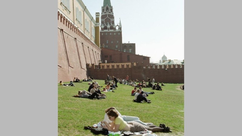 Создать мем: сиеста в испании, кремль 1999, люди на траве у кремлёвской стены