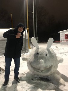 Создать мем: зайка из снега, скульптуры из снега, человек