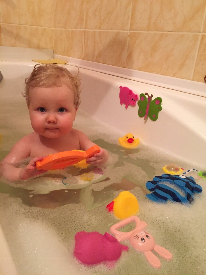 Русские купаются в ванной. Малыш в ванной. Купается в ванной. Ванна для купания ребенка. Малыш купается в ванной.