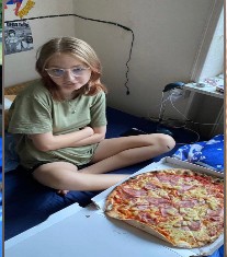 Создать мем: огромная пицца, пицца большая, пицца дома