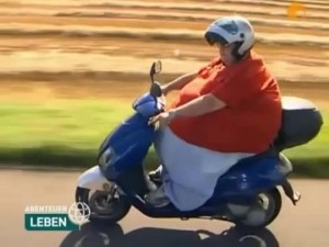 Создать мем: скутер для жирных, жирный на мопеде, скутер для толстых