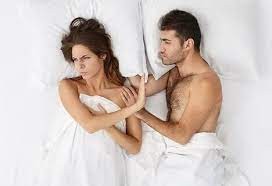 Создать мем: женщина, мужчина и женщина потенция, девушка с парнем в кровати недовольная