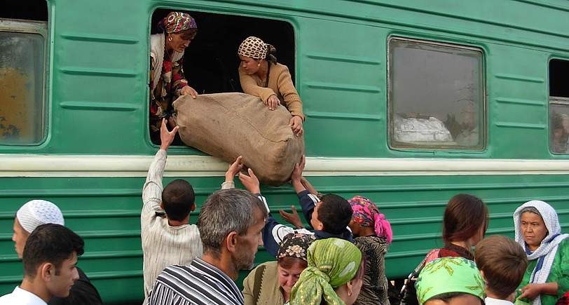 Отказываются ехать с таджиками. Цыгане в поезде. Таджики в поезде. Узбек в поезде. Цыгане люли.