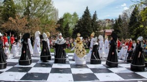 Создать мем: шахматы с живыми фигурами, шахматы турнир, шахматы игра