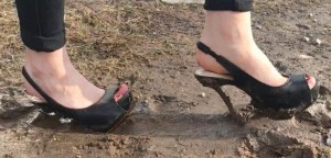 Создать мем: красные туфли в грязи, нога, dirty heels