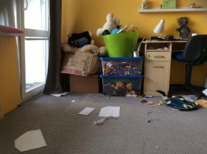 Создать мем: хаус беспорядок, в комнате, messy kid's room