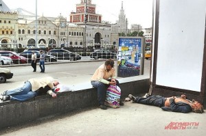 Создать мем: алкаши в питере, бездомные люди, человек