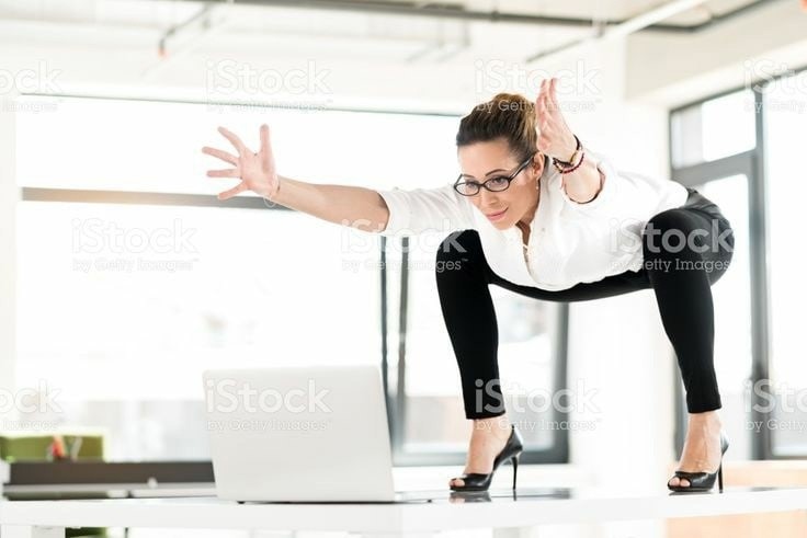 Создать мем: гибкая женщина в офисе, гибкие девушки в офисной одежде, фитнес в офисе