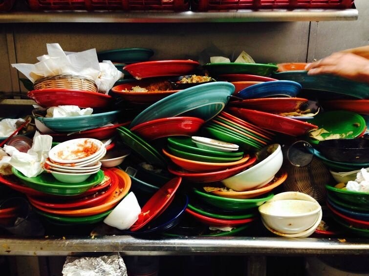Создать мем: гора посуды, грязная посуда в раковине, посуда