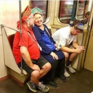 Создать мем: сонные люди в метро, трио в кокошниках в метро, смешные моменты в метро