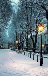 Создать мем: зимой снег красиво, зимний вечер в городе, зима парк