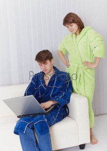 Создать мем: халат домашний, человек на диване в халате, в халате с ноутбуком