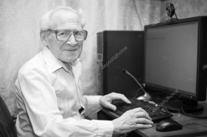 Создать мем: дедушка за компьютером, дед сидит за компом, пенсионер за компьютером