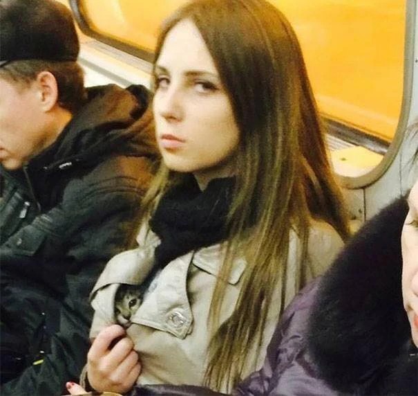 Создать мем: женщина, метро приколы, девушки в метро