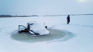 Создать мем: машина на льдине, провалился под лед, по тонкому льду