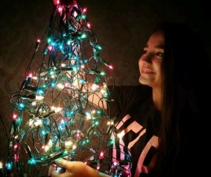 Создать мем: брюнетка и новогодняя елка, Фелиция харди